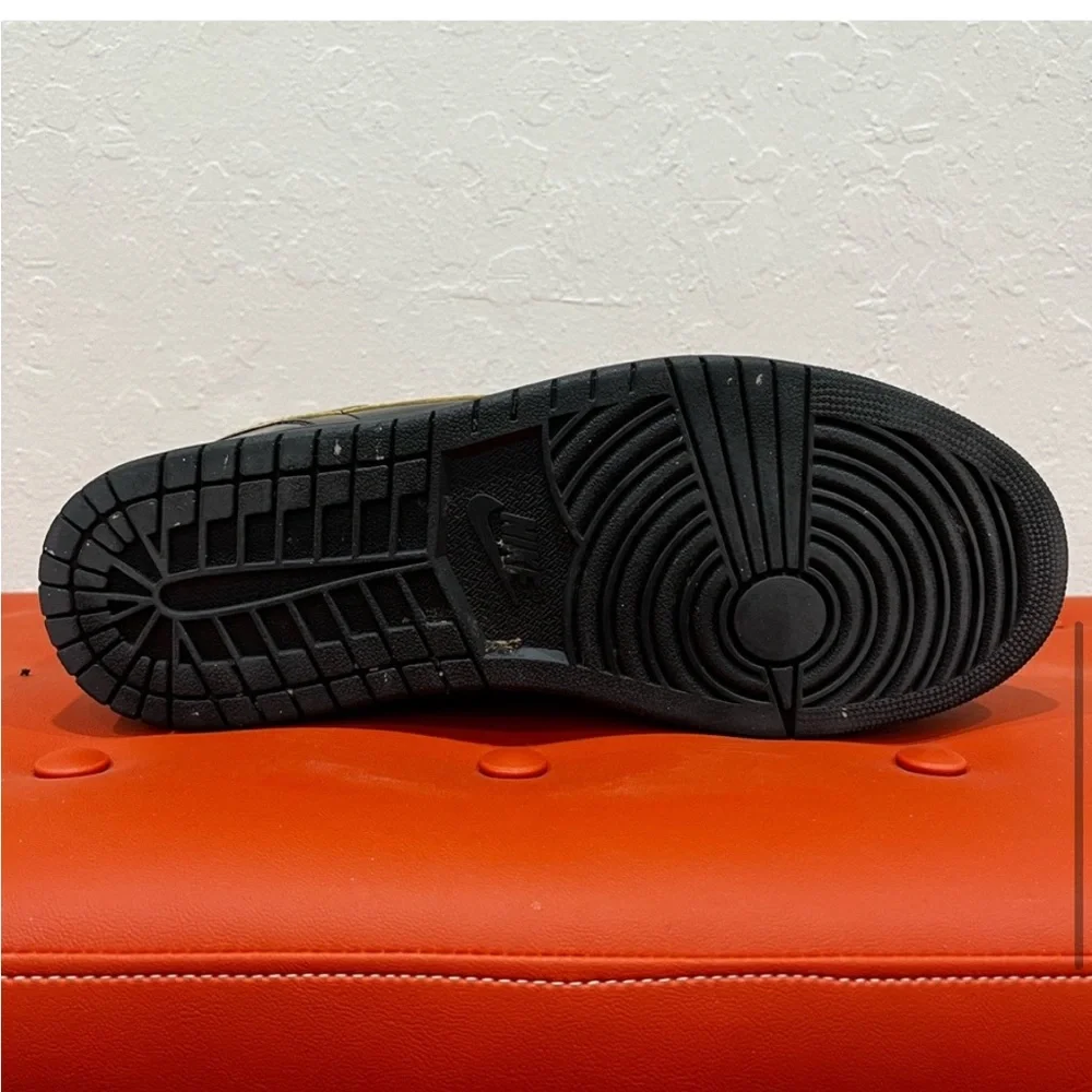 Retro Jordan 1s ‘Metallic Gold’ (08) - Picture 3 of 4